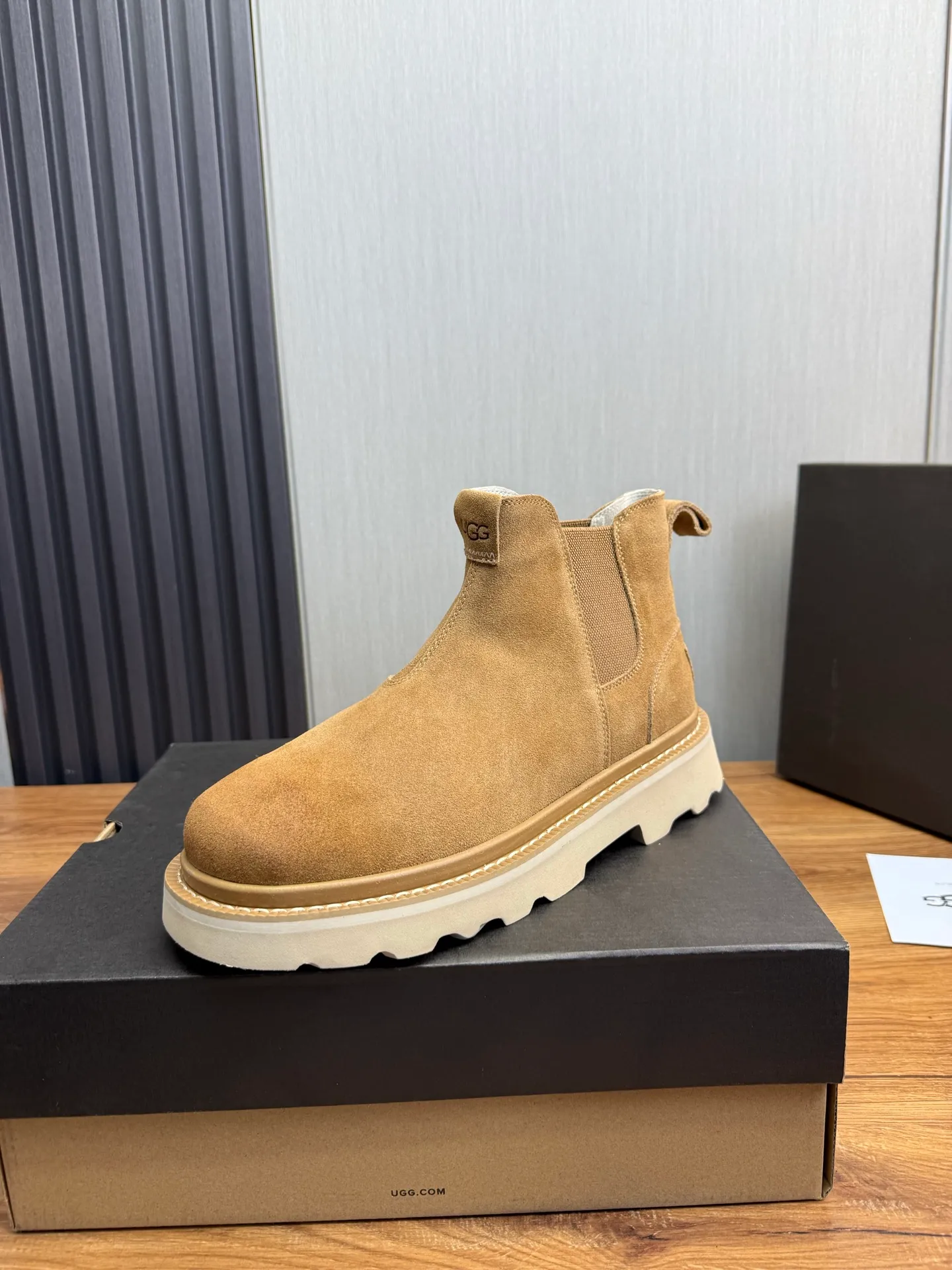 Men's shoes 💰600💰 New UGG fur integrated men's simple and fashionable snow boots. The most worth buying at the end of this year are warm casual shoes. Whether you are out and about at home, their comfortable and warm performance will be your most suitable fashion companion! The material is cowhide upper and imported wool is used inside. Warm and comfortable! The eva+ rubber patch outsole is cushioned, non-slip and wear-resistant, and has good elasticity. It is light and wear-resistant, comfortable and soft, and the new simple cut is more fashionable. It has both practicality and fashion sense, so you no longer have to worry about how to match it in winter, while still maintaining your fashionable taste. High-quality genuine wool. Look at the details for the material! Size: 39-40-41-42-43-44-44 sneaker size
